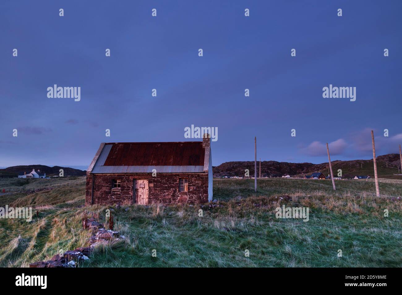 The Clachtoll Salmon Fishing Bothy with Net Drying Posts as Night Falls Over Clachtoll, Assynt, NW Highlands, Scotland, UK Stock Photo
