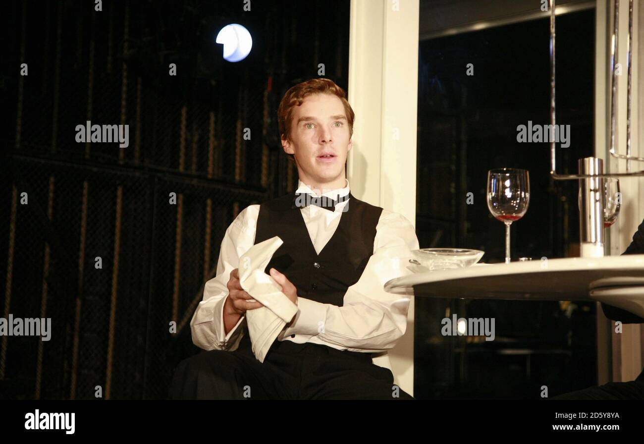 Benedict Cumberbatch (Eisenring) in THE ARSONISTS by Max Frisch at the Jerwood Theatre Downstairs, Royal Court Theatre, London SW1  06/11/2007  in a new translation by Alistair Beaton   design: Anthony Ward   director: Ramin Gray Stock Photo