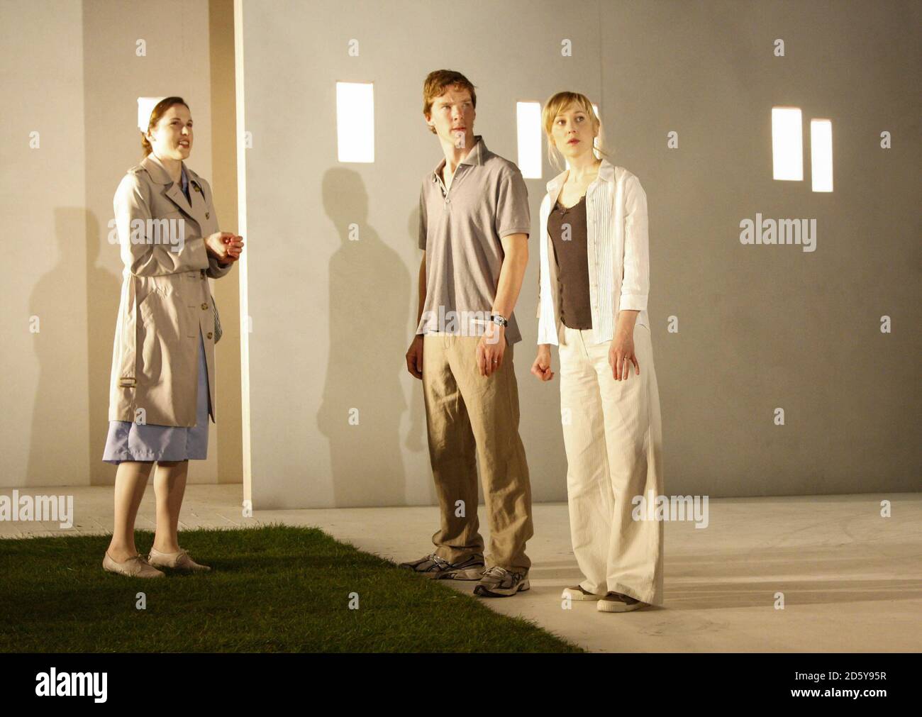 l-r: Amanda Hale (Jenny), Benedict Cumberbatch (Chris), Hattie Morahan (Clair) in THE CITY by Martin Crimp at the Jerwood Theatre Downstairs, Royal Court Theatre, London SW1  29/04/2008  design: Vicki Mortimer   lighting: Paule Constable   director: Katie Mitchell Stock Photo
