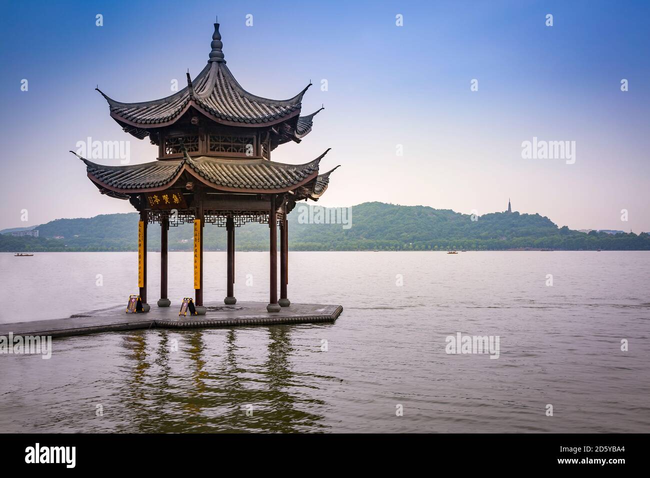 China, Zhejiang, Hangzhou, Traditional pavilion at the West lake Stock Photo