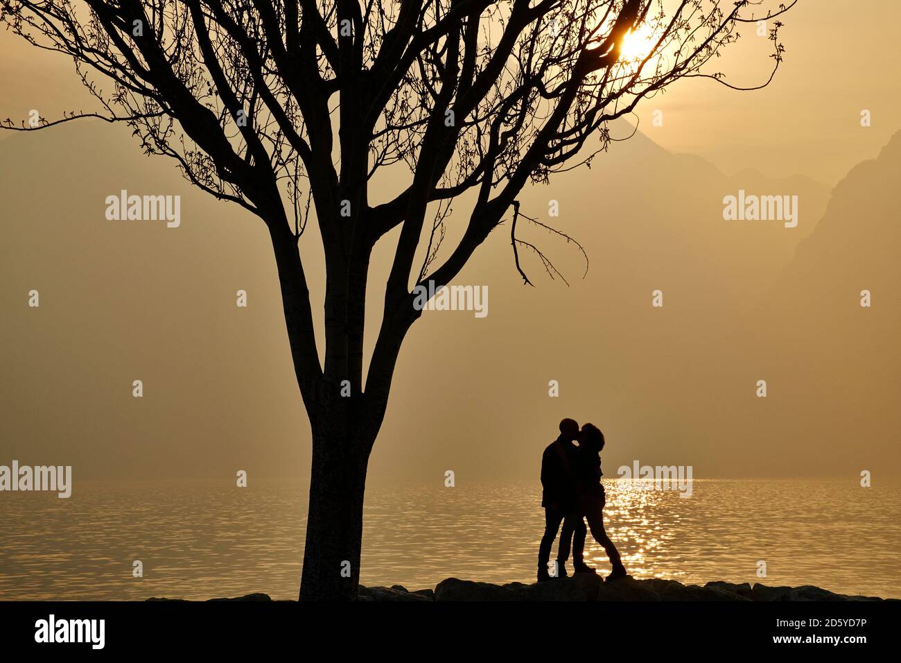 Couple kissing silhouette lake hi-res stock photography and images - Alamy