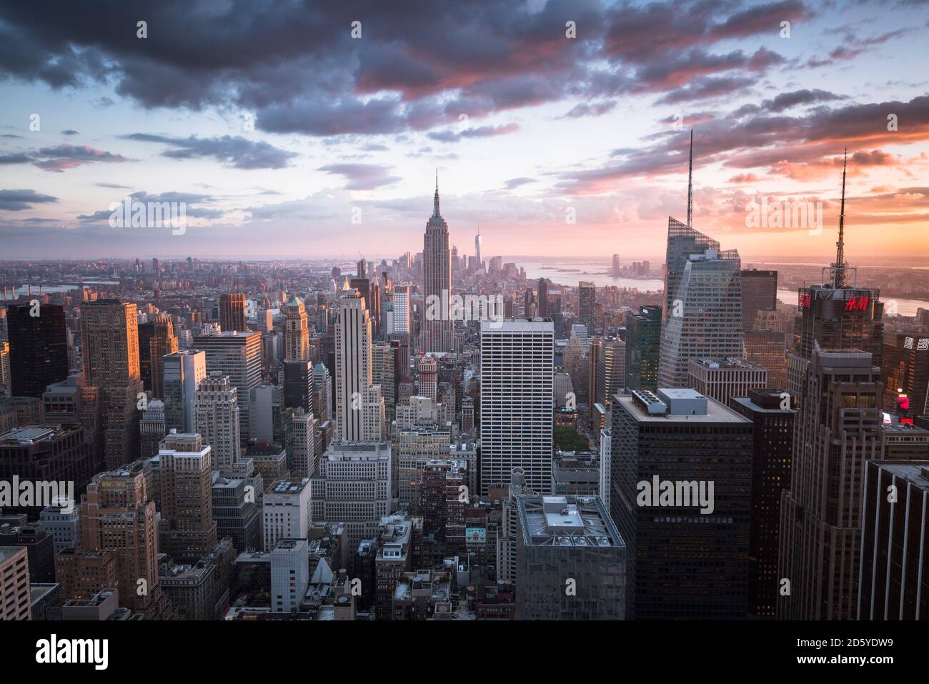 New york skyline sunset cloud hi-res stock photography and images - Alamy