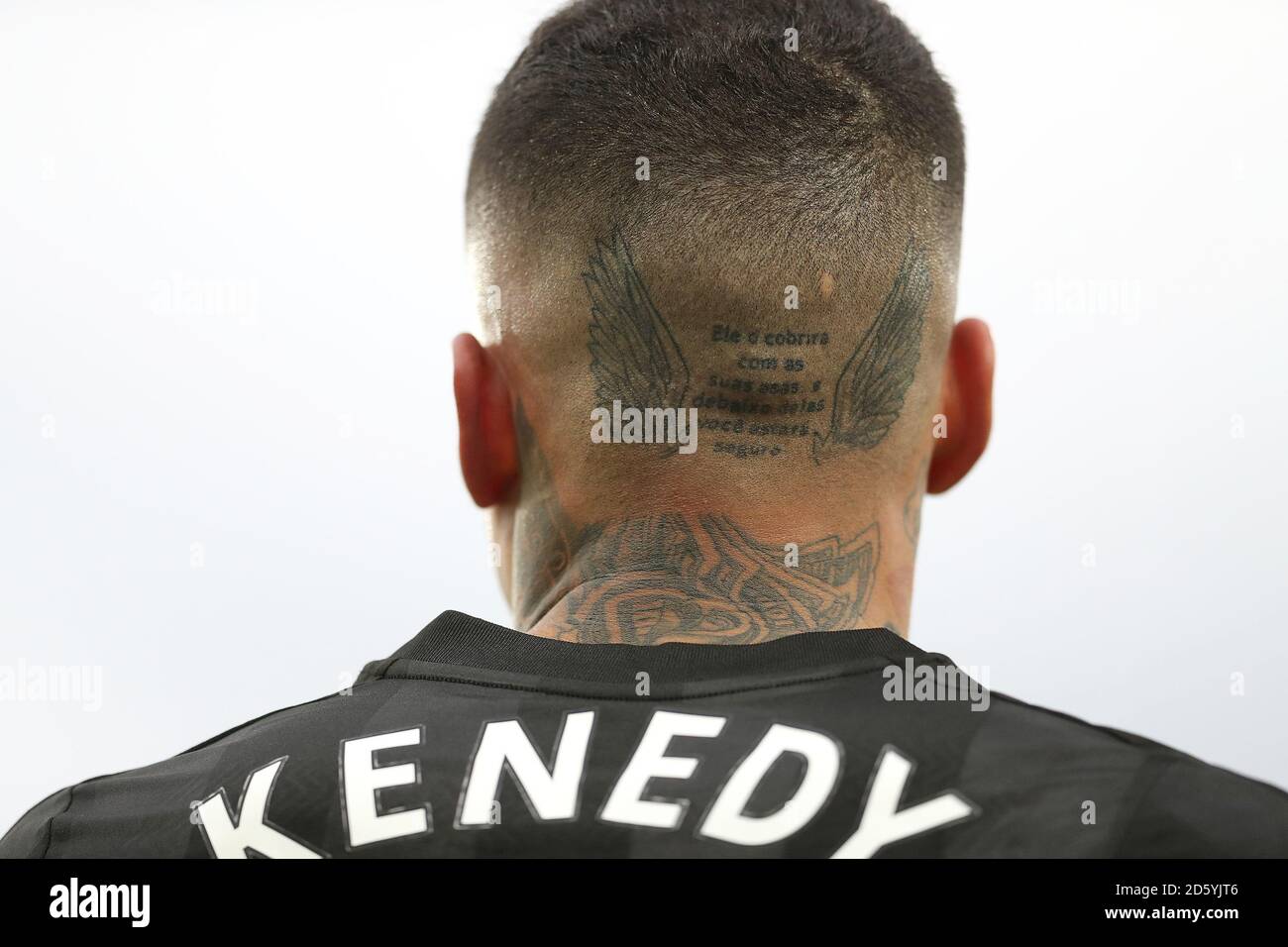 Usher has got a new neck and head tattoo  a geometric drawing on the back  of his head  Stuffconz
