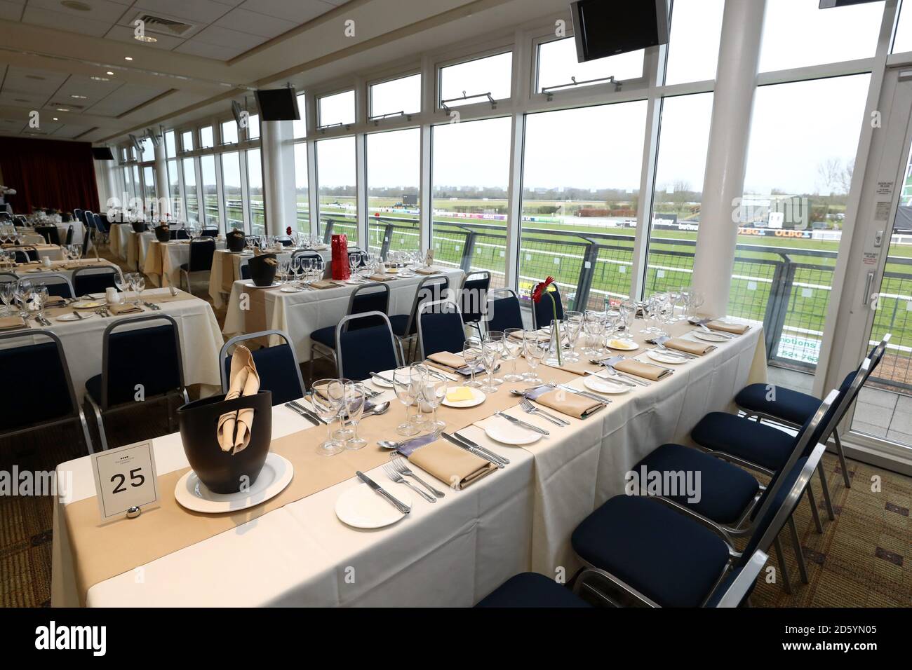 A general view of the 1707 Restaurant during Gentlemen's Raceday at Warwick Racecourse Stock Photo