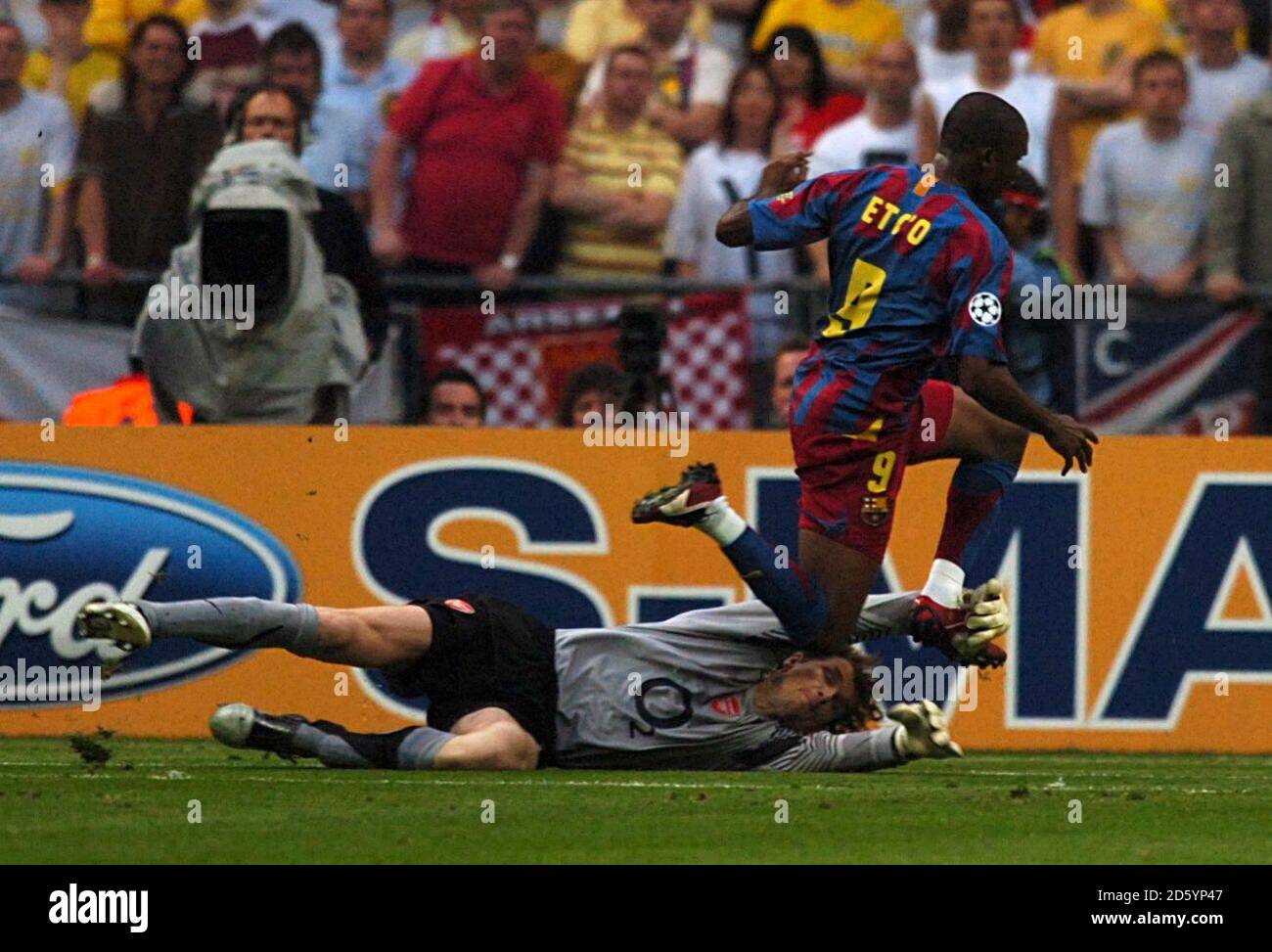 Arsenal goalkeeper Jens Lehmann brings down Barcelona's Samuel Eto'o and is subsequently sent off Stock Photo