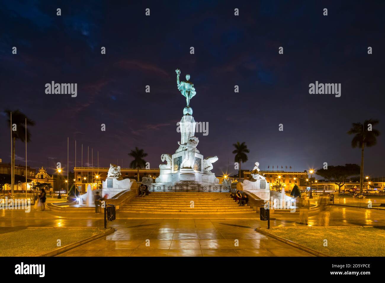 Peru, La Libertad, Trujillo, Plaza de Armas, Liberation Monument at night Stock Photo