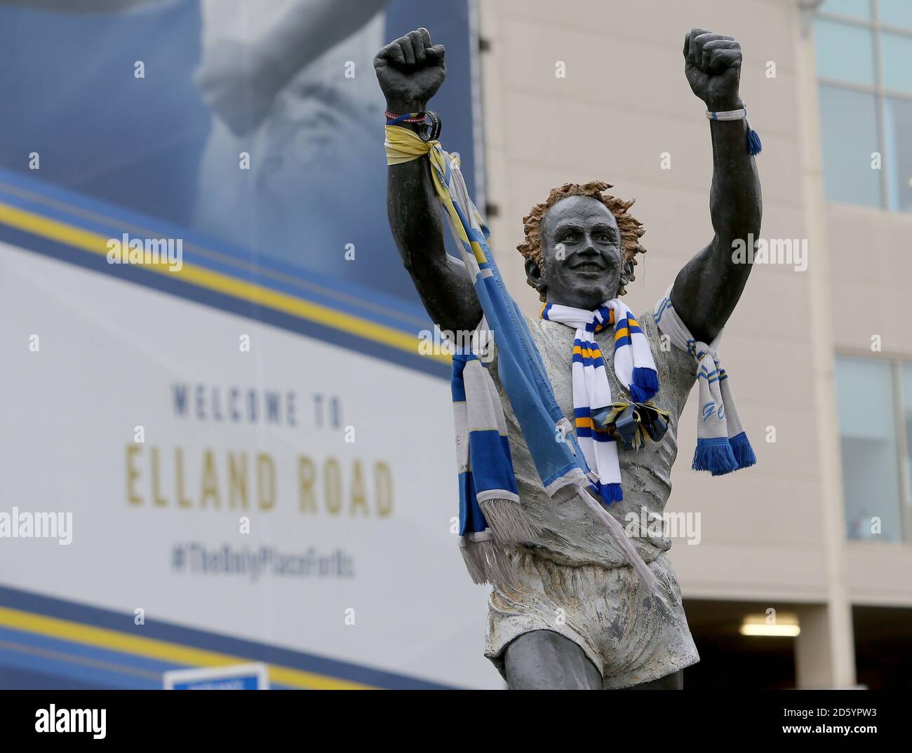 The Billy Bremner statue outside Elland Road Stock Photo Alamy