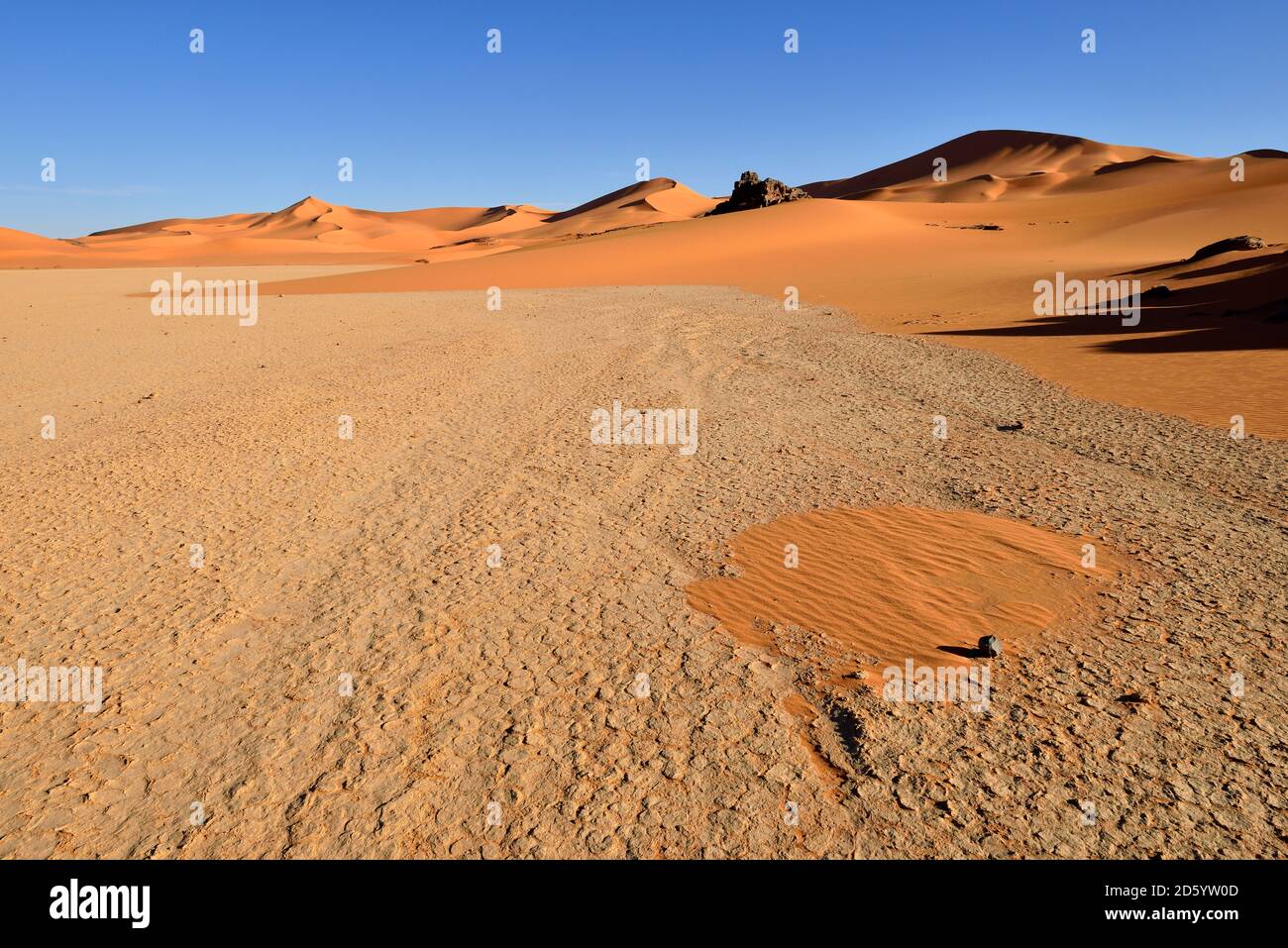 Algeria, Tadrart region, Sahara desert, sanddunes and playa of In Tehak Stock Photo