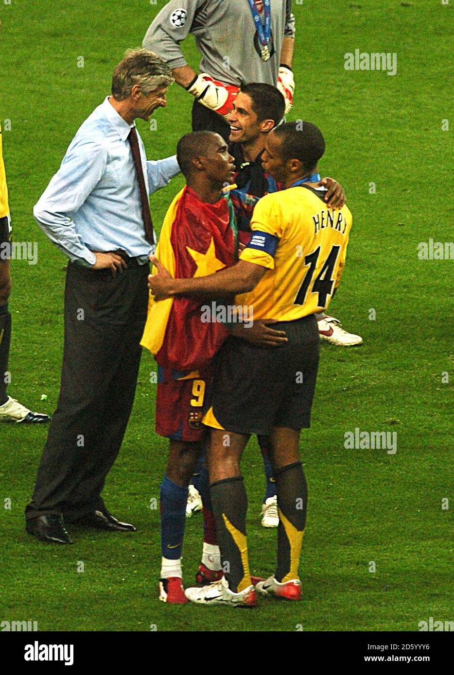 Arsenal's Thierry Henry (r) and Barcelona's Samuel Eto'o (l) embrace after the game Stock Photo