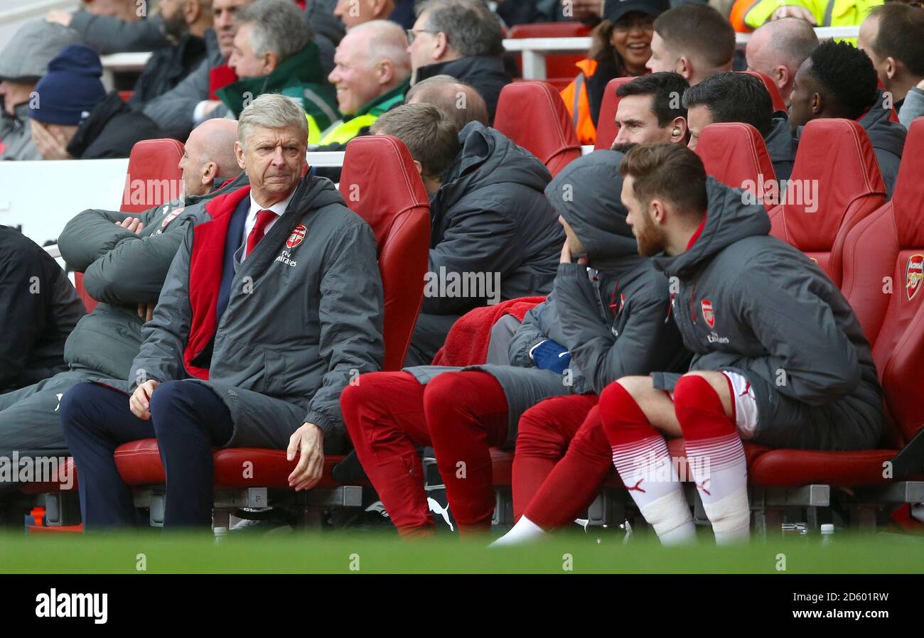Arsenal manager Arsene Wenger speaks to players on the bench Stock Photo -  Alamy