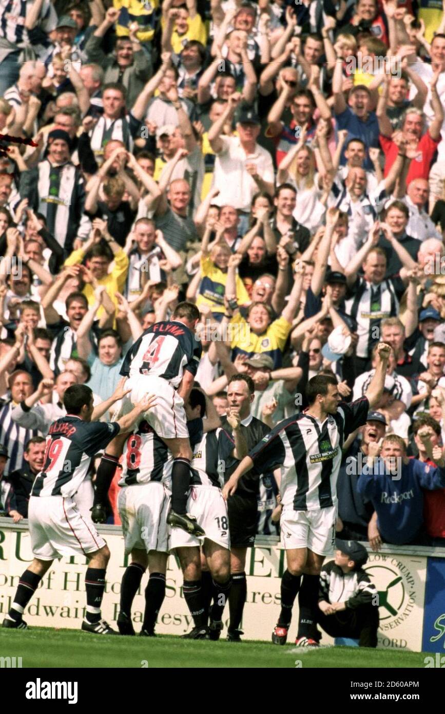 Bob Taylor (18) of West Bromwich Albion celebrates his goal against Charlton Athletic that ensured his team's safety in Nationwide League Division One     Stock Photo