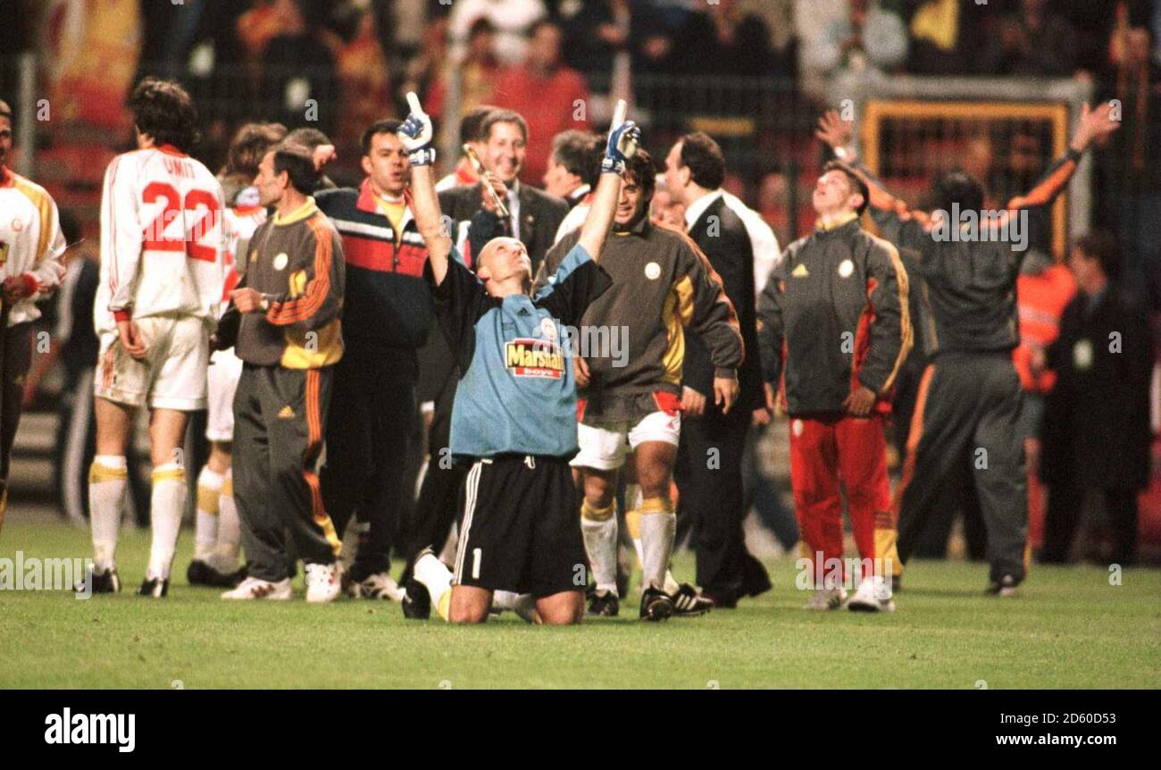 Galatasaray goalkeeper Claudio Taffarel sinks to his knees to celebrate victory  Stock Photo