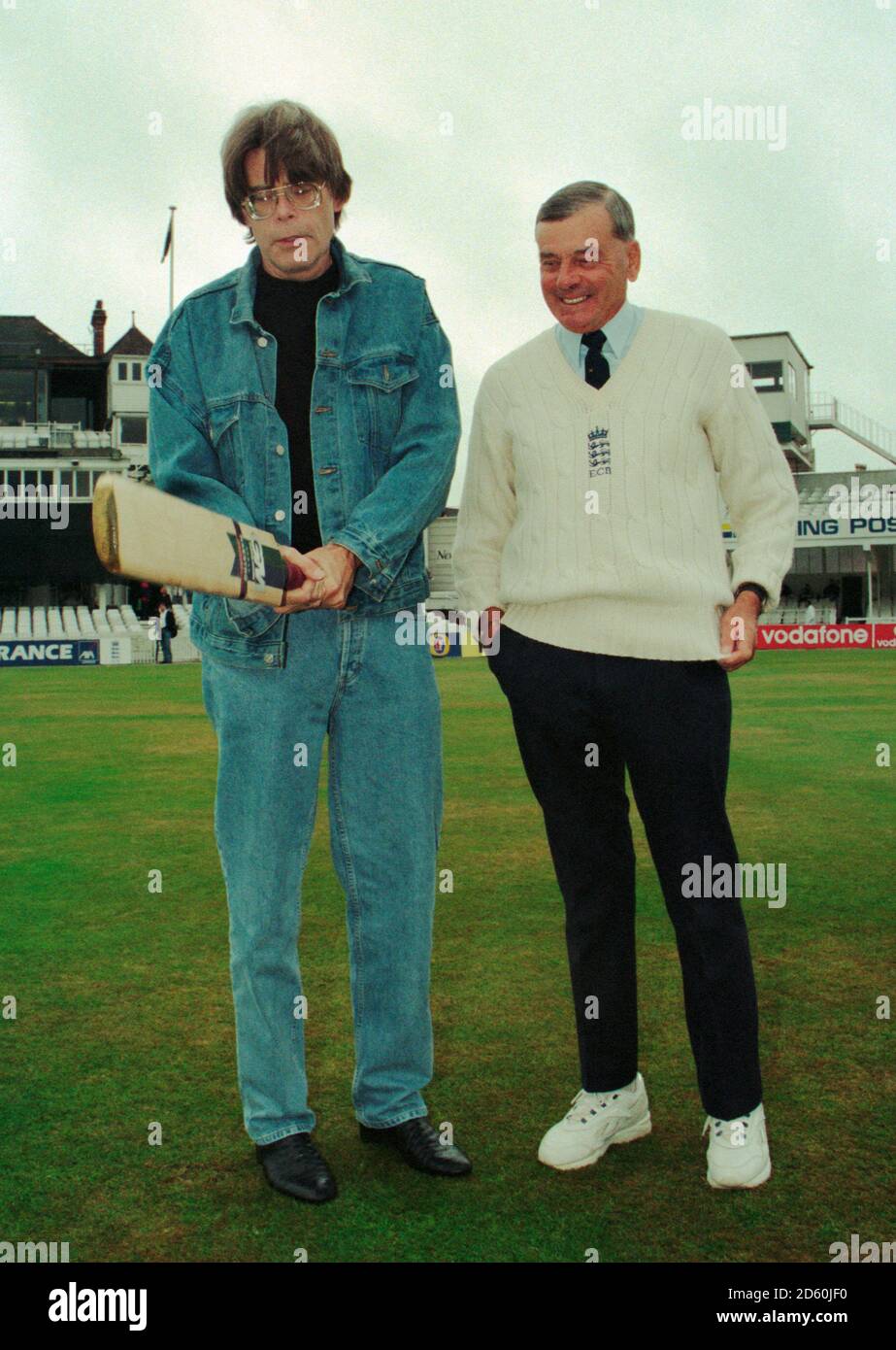 Author Stephen King gets a cricket lesson from Umpire Dickie Bird at Trent Bridge. He was attending his first cricket match which was rained off Stock Photo