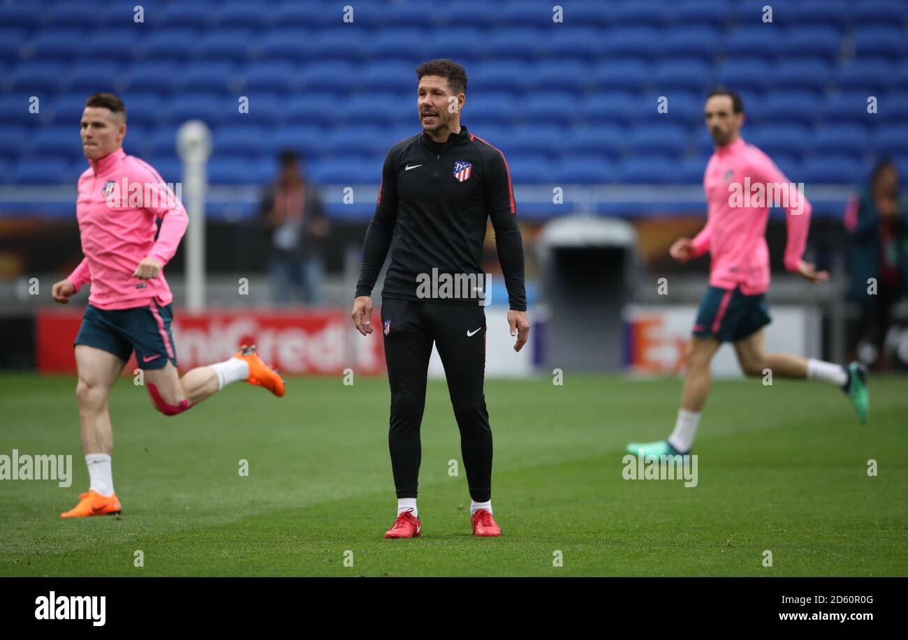 Atletico Madrid's Manager Diego Simeone talks to his players during training session ahead of Europa League Final  Stock Photo