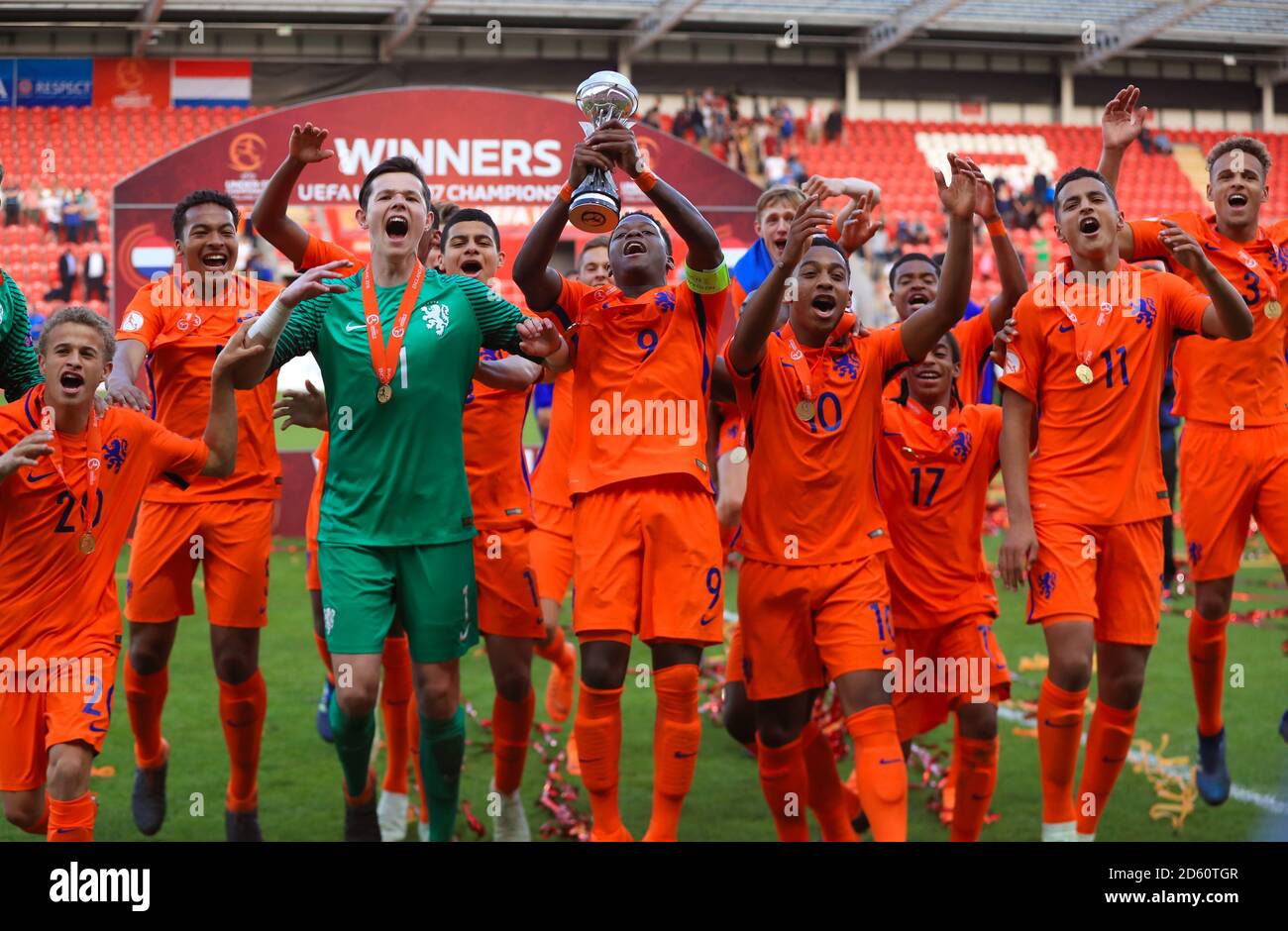 Netherlands U17's players celebrate with the trophy after winning the UEFA  European U17 Championship Stock Photo - Alamy
