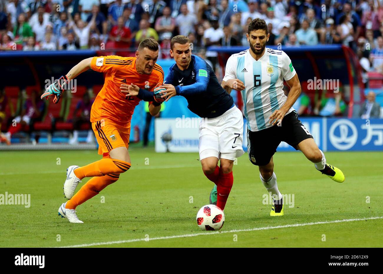 France's Antoine Griezmann (centre) has a chance on goal as Argentina's  Federico Fazio (right) and Argentina goalkeeper Franco Armani (left) battle  for the ball Stock Photo - Alamy