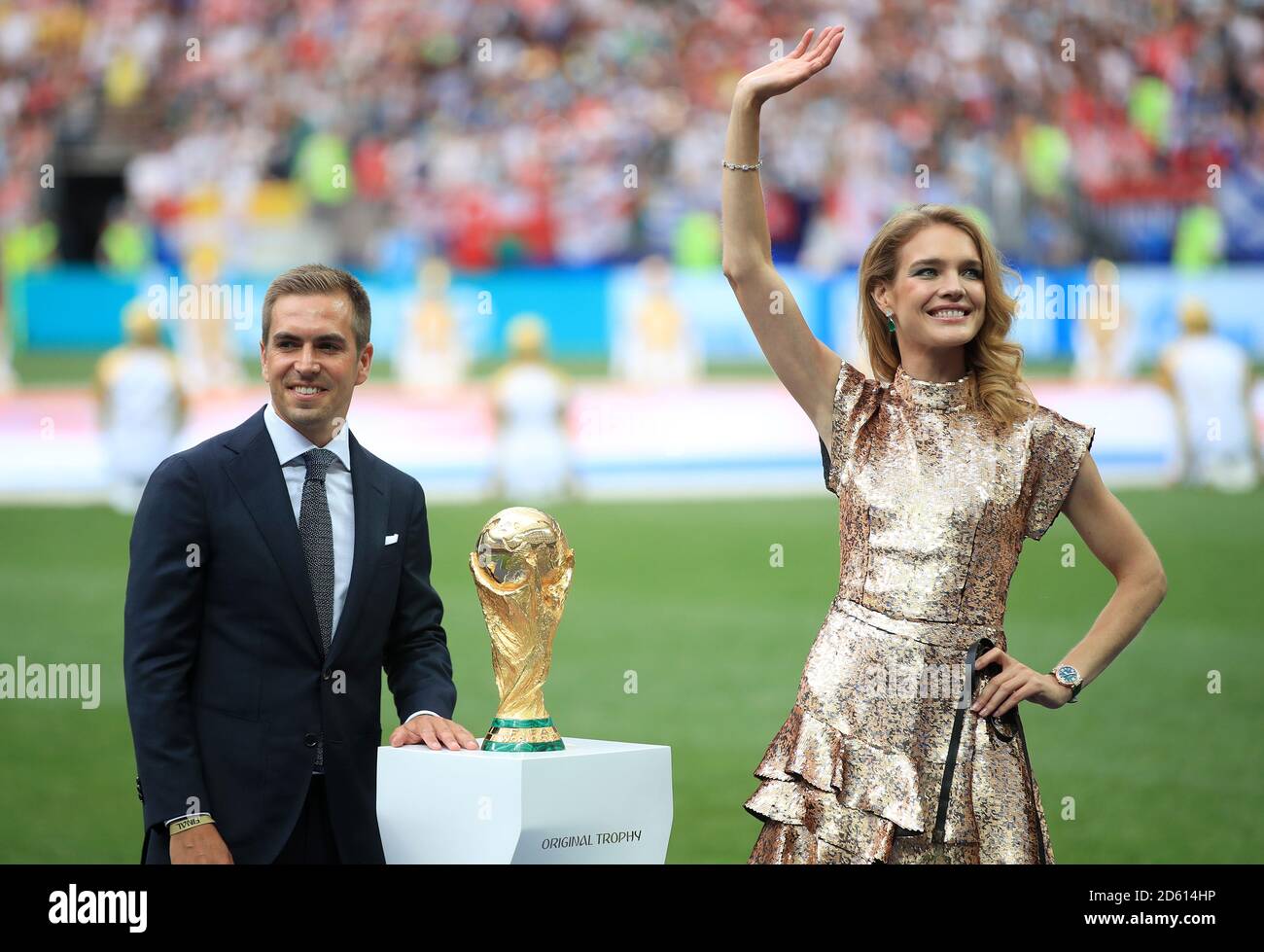 Moscow, Russland. 15th July, 2018. Philipp Lahm (World Champion 2014 with  Germany) brings the World Cup trophy to the award ceremony. GES/Football/World  Championship 2018 Russia, Final: France- Croatia, 15.07.2018  GES/Soccer/Football, World Cup