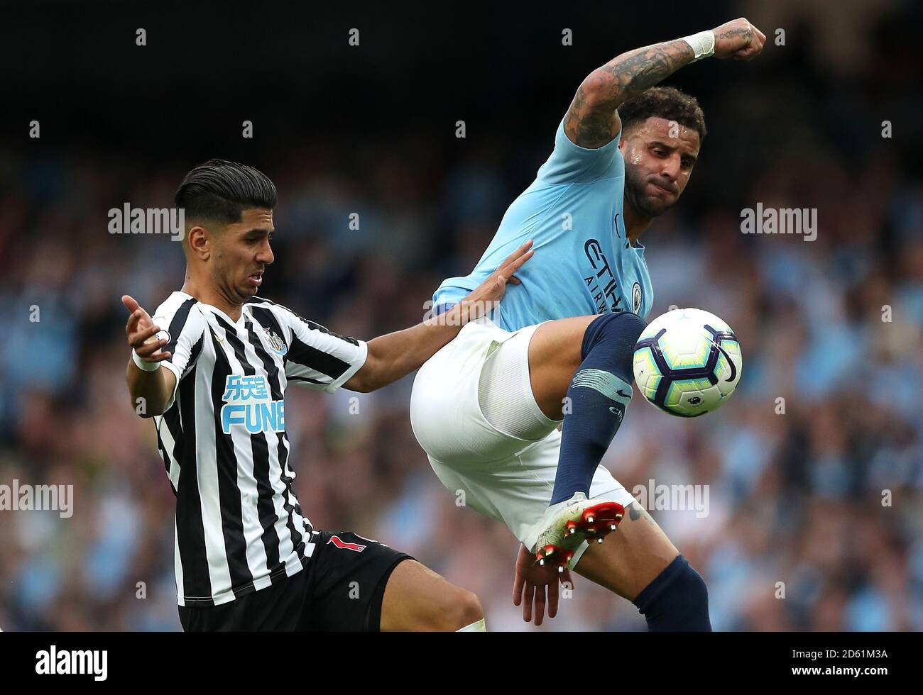 Manchester City's Kyle Walker (right) and Newcastle United's Ayoze Perez battle for the ball Stock Photo