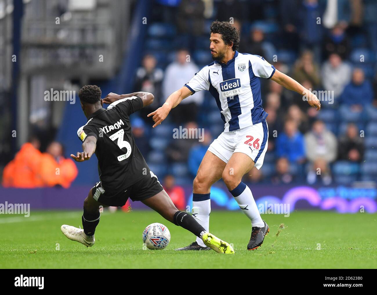 West Bromwich Albion's Ahmed Hegazy (right) battles with Reading's Andy Yiadom Stock Photo