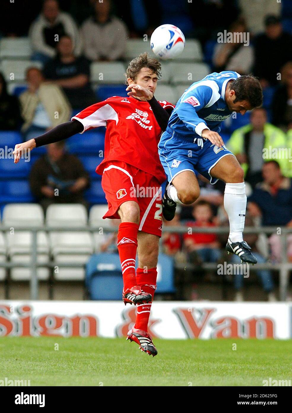 Olham Athletic's Andy Liddell and Carlisle United's Zigor Aranalde Stock Photo