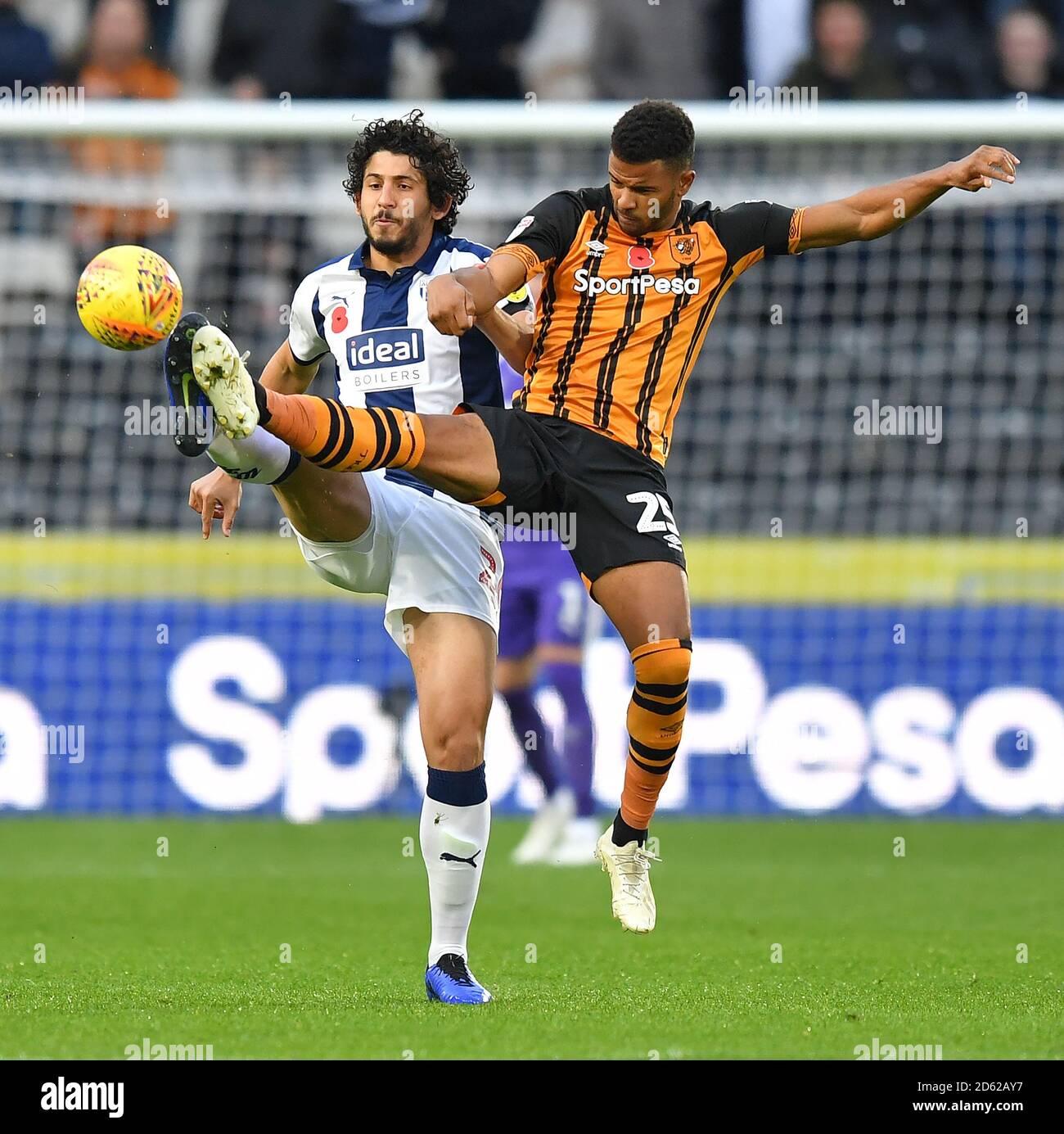 West Bromwich Albion's Ahmed Hegazy battles with Hull City's Fraizer Campbell Stock Photo