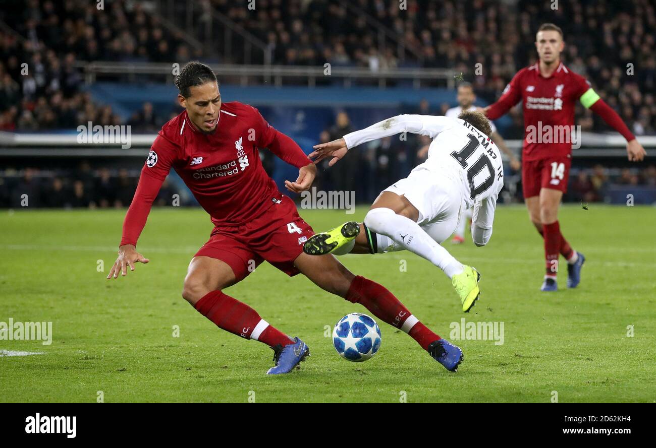 Paris Saint-Germain's Neymar (right) and Liverpool's Virgil van Dijk battle  for the ball Stock Photo - Alamy