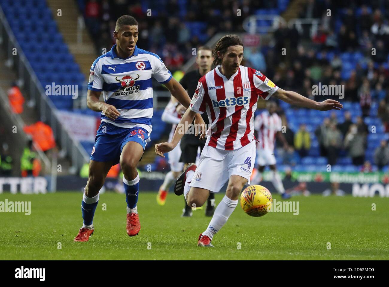 Reading's Andy Rinomhota and Stoke City's Joe Allen battle for the ball Stock Photo