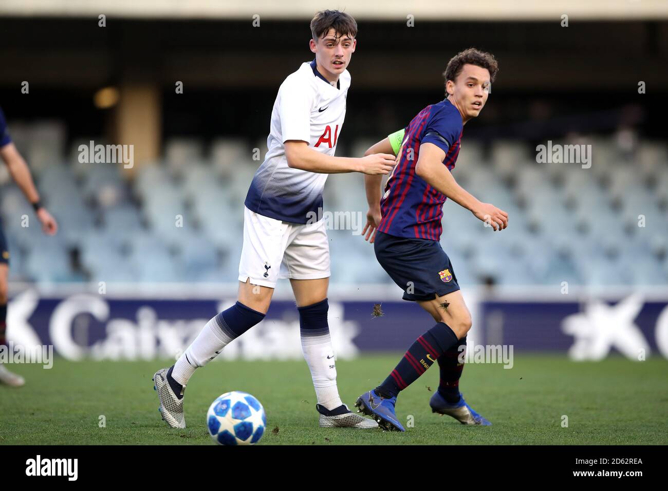 Tottenham Hotspur's Jamie Bowden (left) and Barcelona's Jandro Orellana