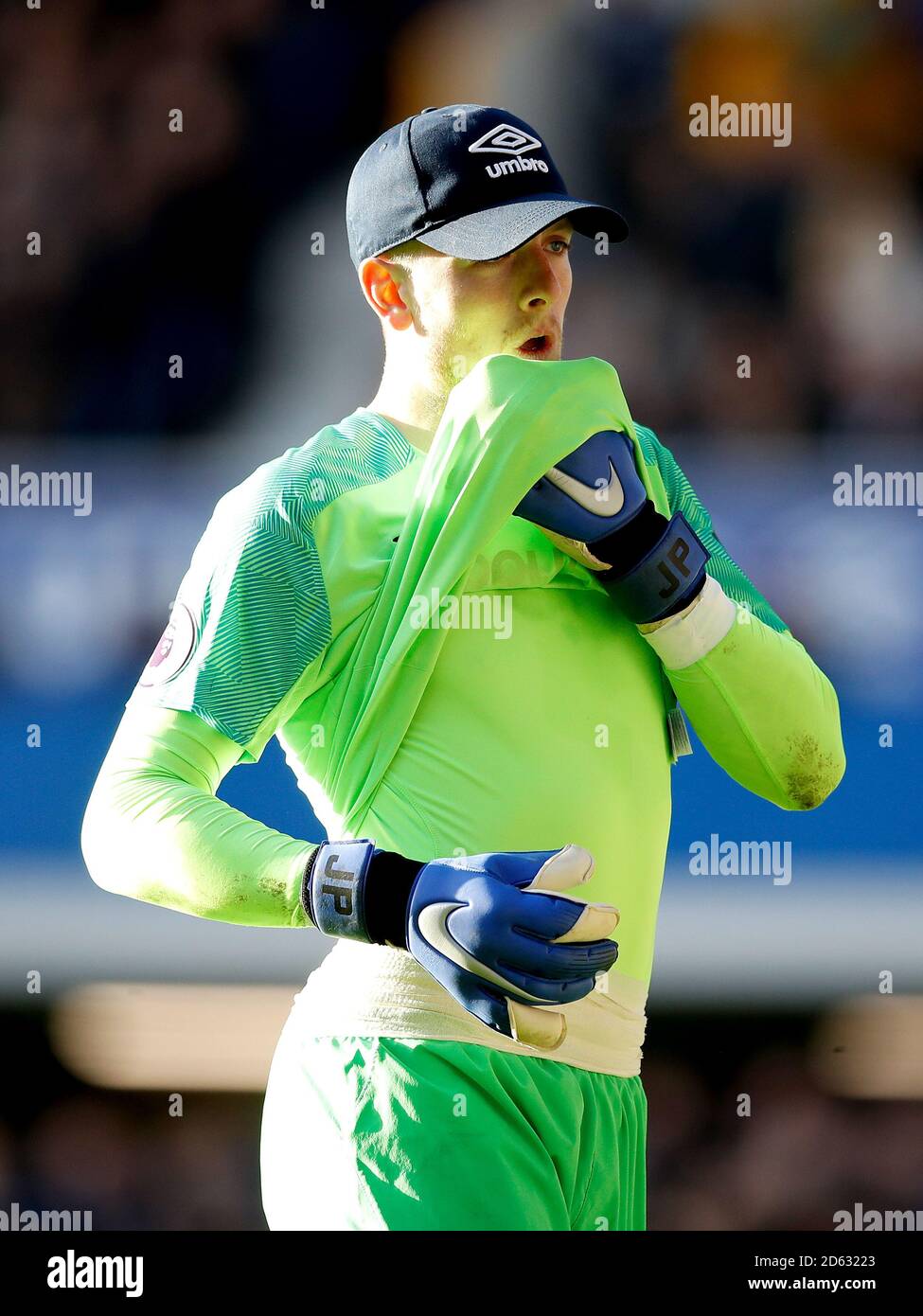 Everton goalkeeper Jordan Pickford wears a baseball cap to shield his eyes  from the sun Stock Photo - Alamy