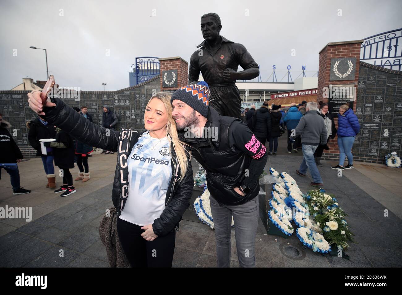 Fans take a selfie next to the statue of Dixie Dean Stock Photo