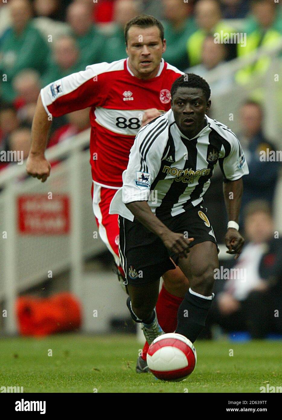 Middlesbrough's Mark Viduka chases Newcastle United's Obafemi Martins for the ball Stock Photo