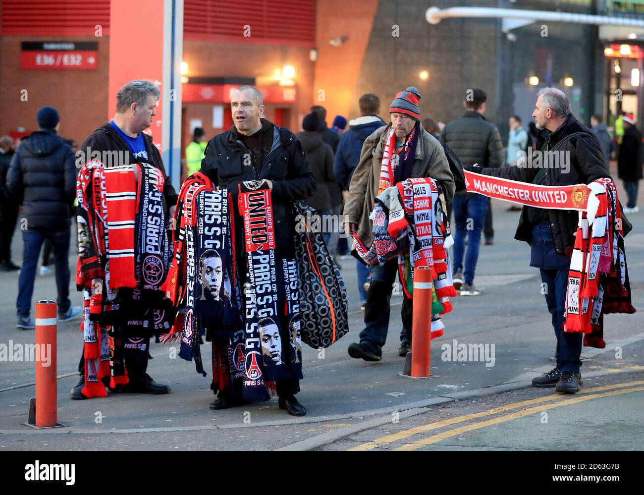 roestvrij Uitmaken Samenhangend Manchester United and Paris Saint-Germain half-and-half scarves on sale  outside the ground before the game Stock Photo - Alamy