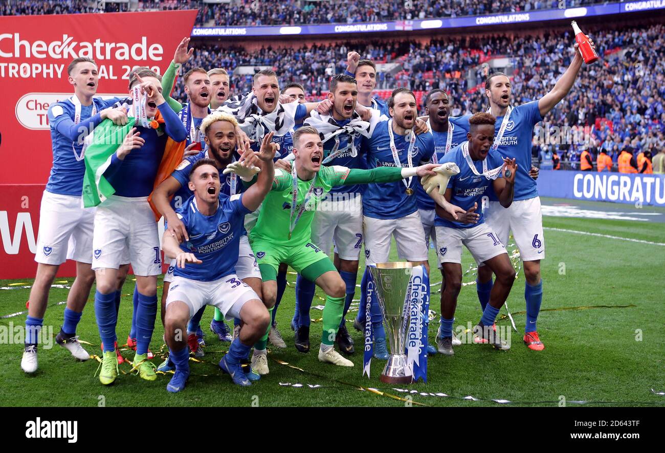 Portsmouth's players celebrate after winning the Checkatrade Trophy Stock Photo