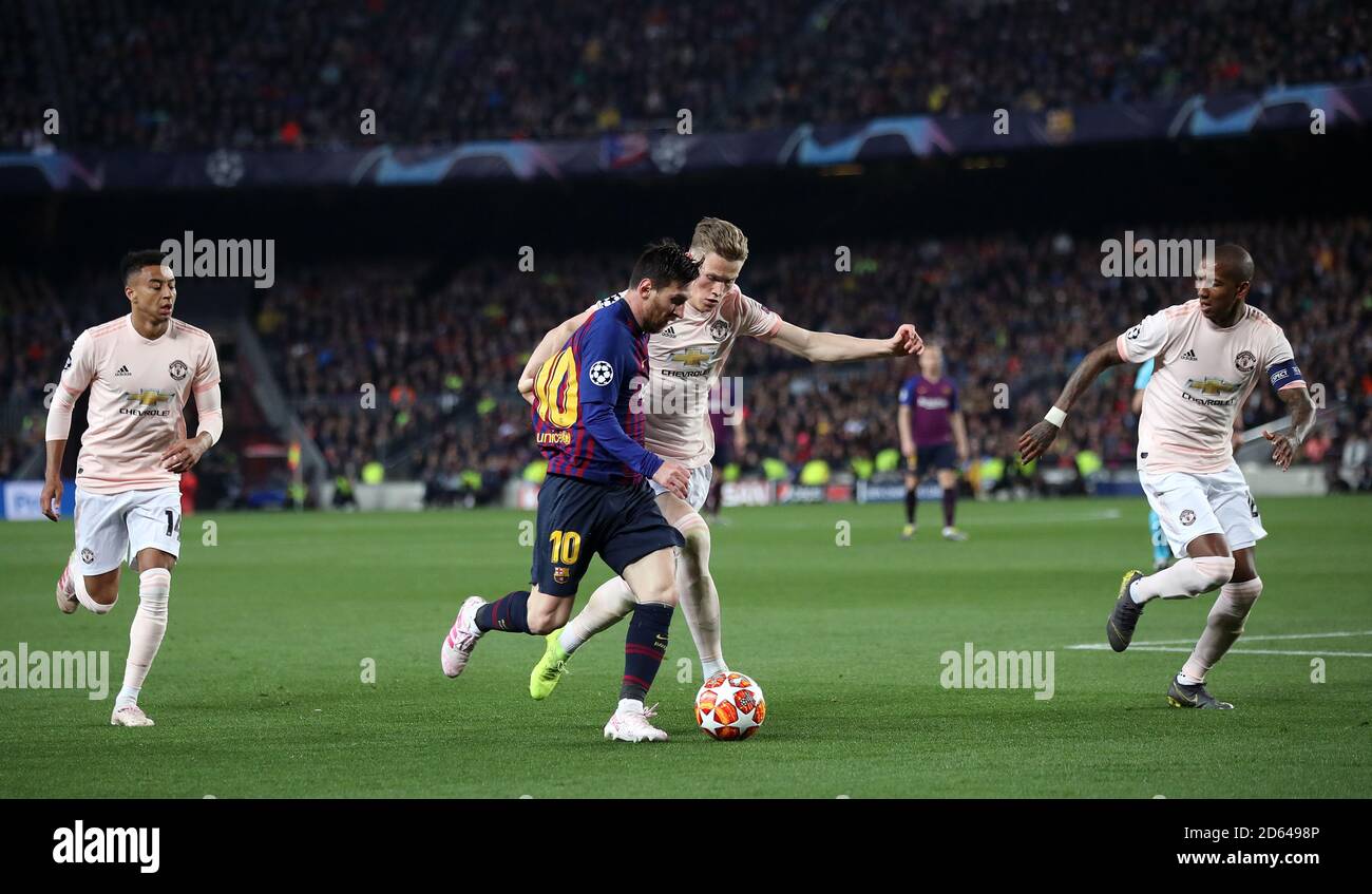 Barcelona's Junior Neymar and Celtic's Cristian Gamboa battle for the ball  Stock Photo - Alamy