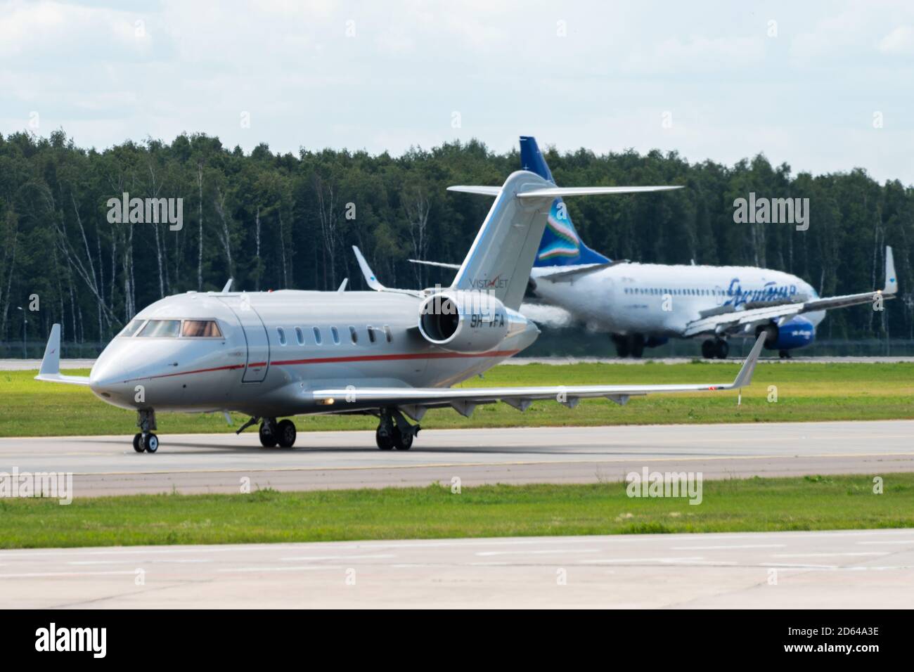 Vistajet corporate jet landing hi-res stock photography and images - Alamy