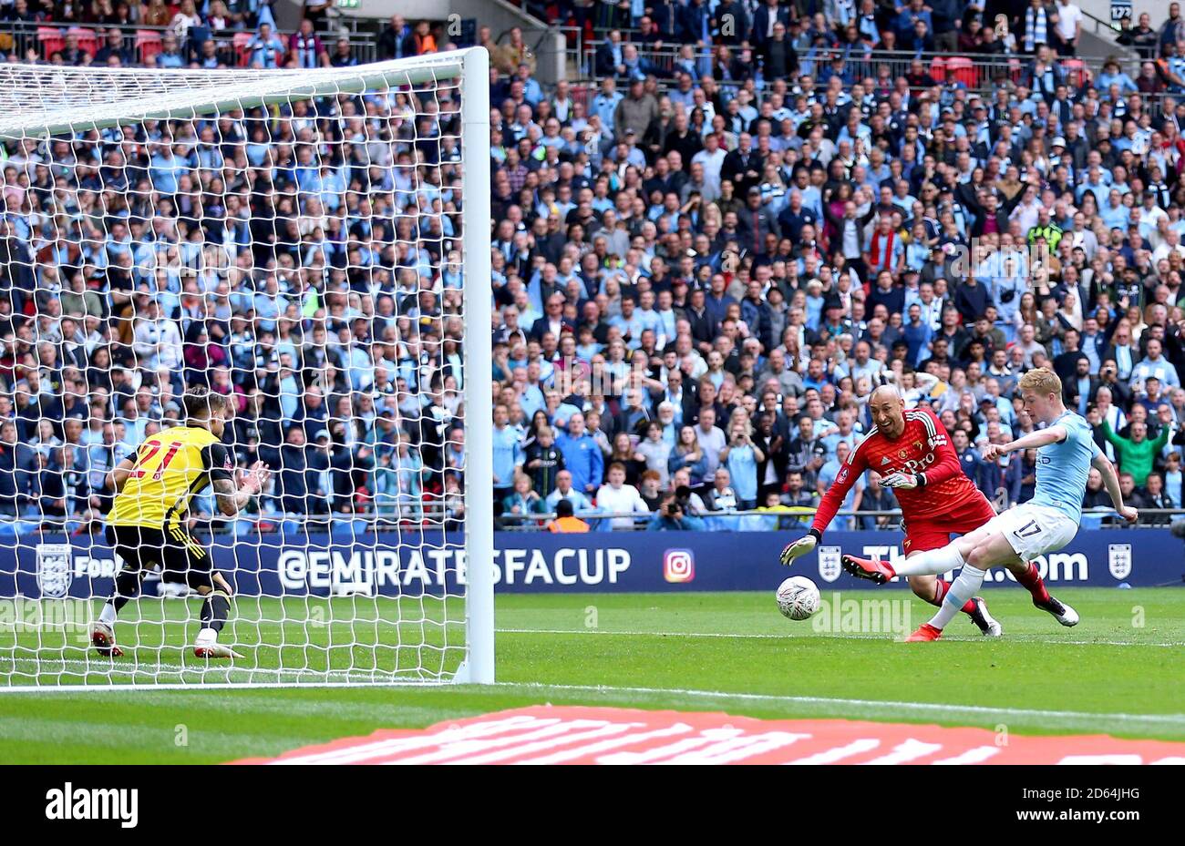 Manchester City's Kevin De Bruyne (right) scores his side's third goal of the game Stock Photo