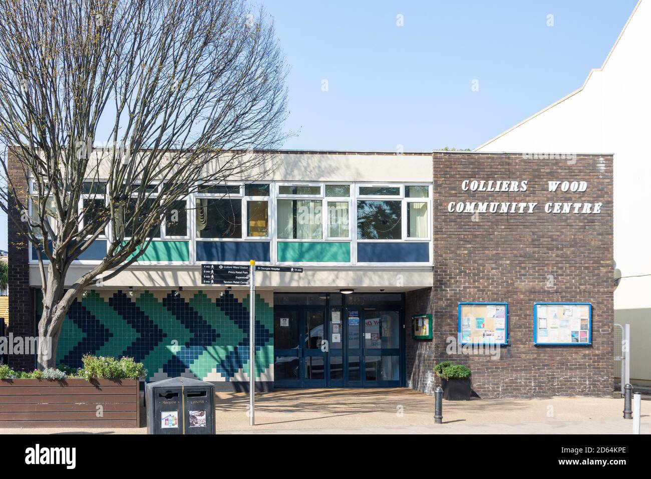 Colliers Wood Community Centre, High Street, Colliers Wood, London Borough of Merton, Greater London, England, United Stock Photo