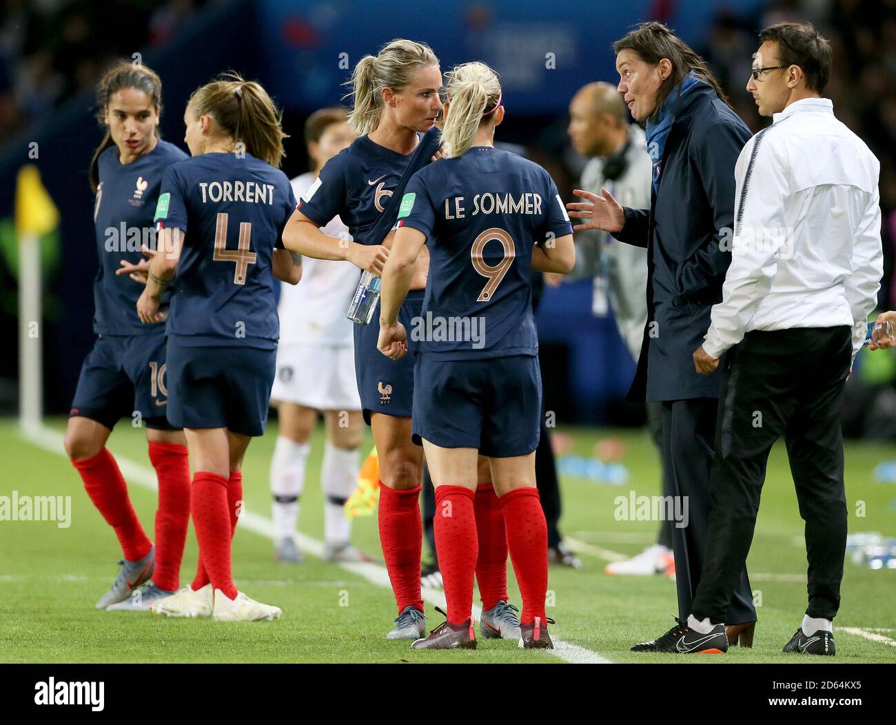 France's Amandine Henry (left) receives instructions from France head coach  Corinne Diacre (second right Stock Photo - Alamy