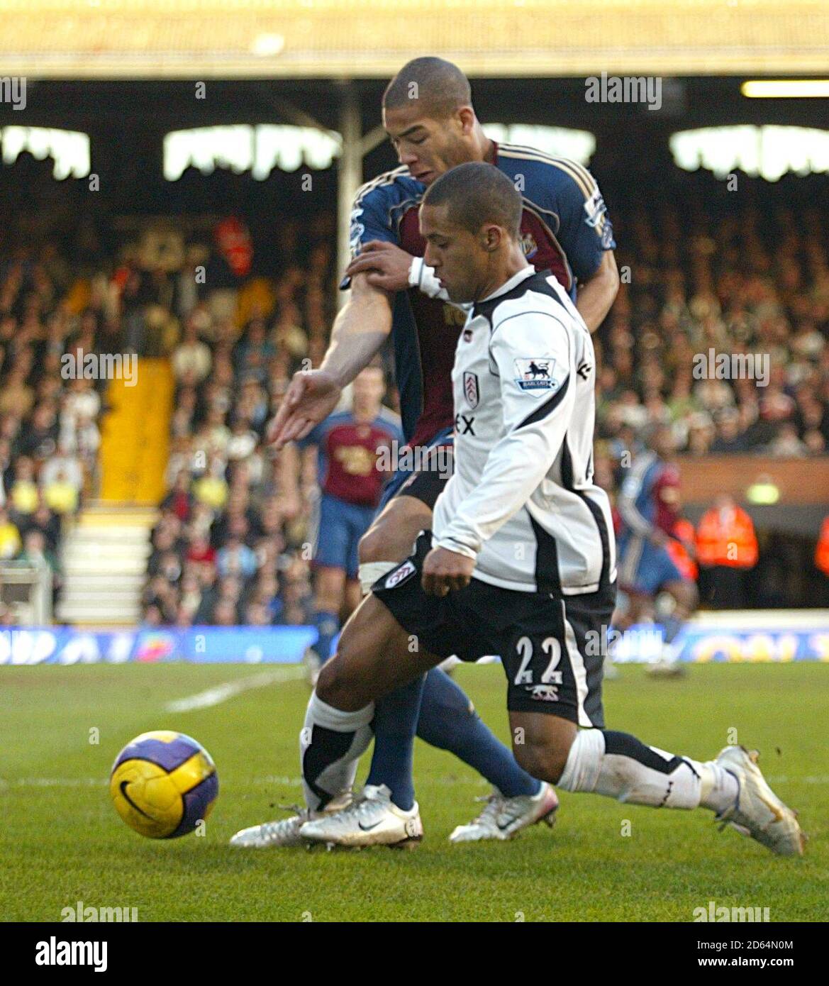 Fulham's Wayne Routledge (front) and Newcastle United's Oguchi Onyewu battle for the ball Stock Photo