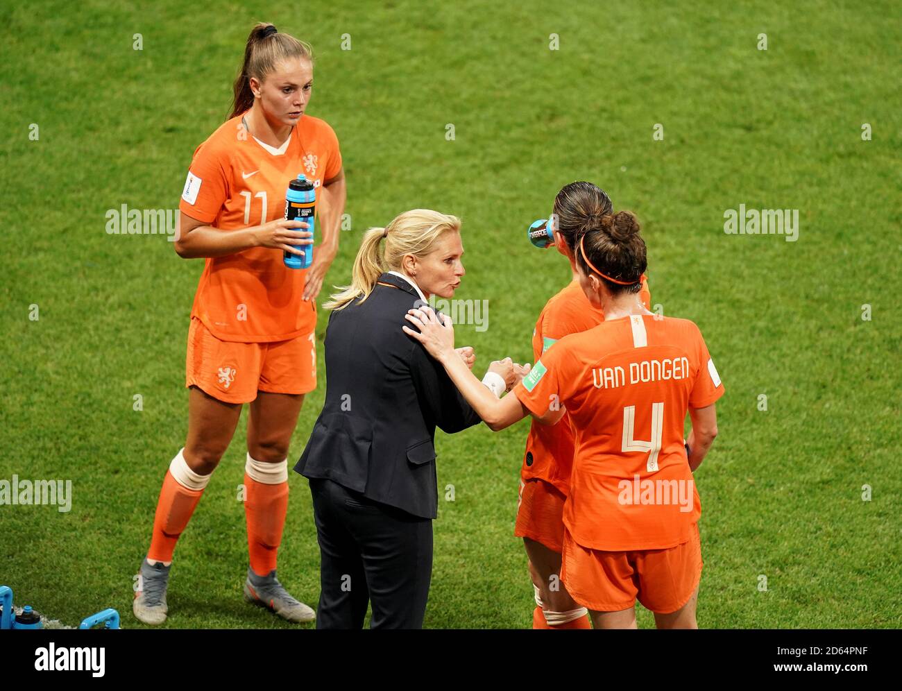 Netherlands head coach Sarina Wiegman speaks to her players Stock Photo