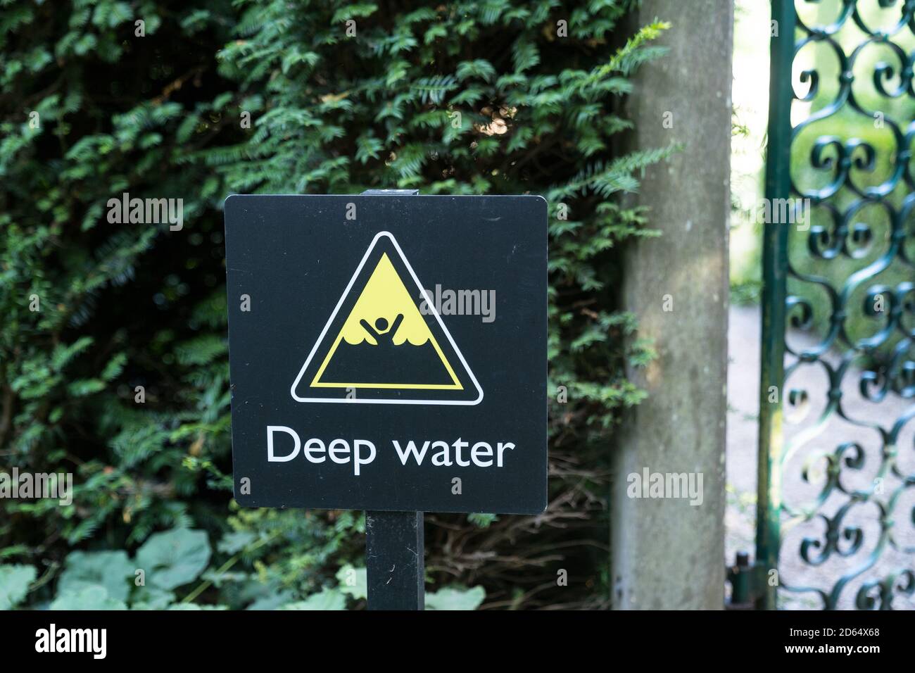 warning sign in black and yellow indicating the danger of drowning in