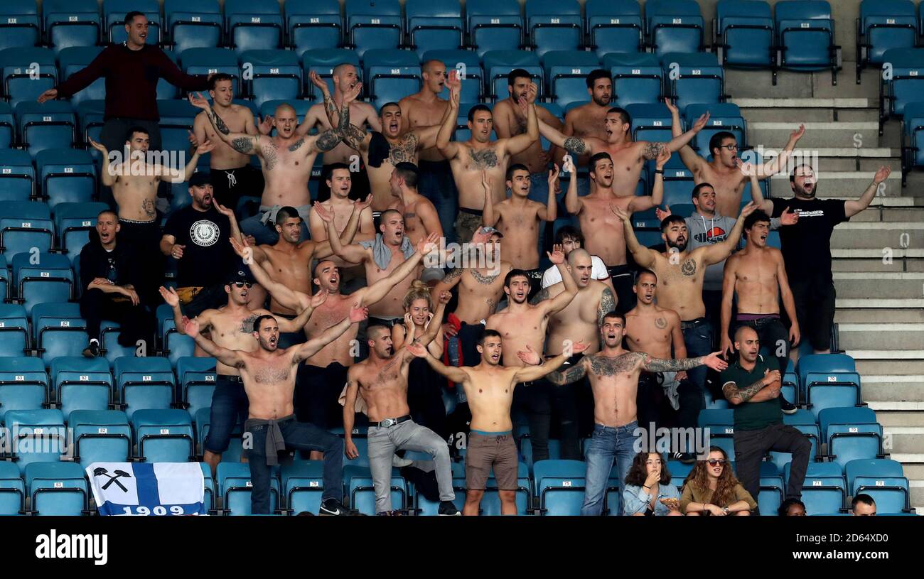 Hændelse forbandelse billede Real Sociedad fans in the stands Stock Photo - Alamy