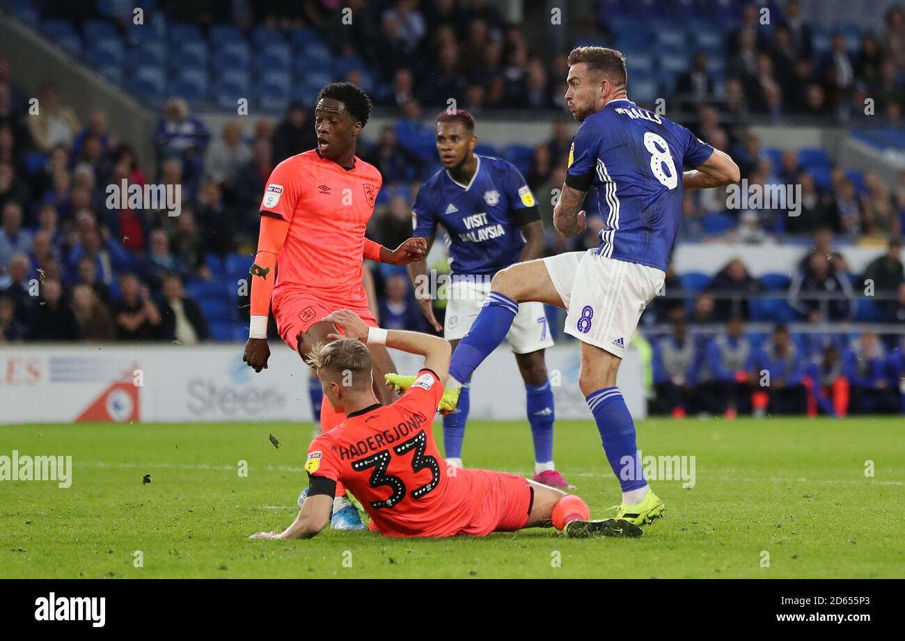 Cardiff City's Joe Ralls beats Huddersfield Town's goalkeeper Kamil Grabara to score Cardiff's first goal Stock Photo