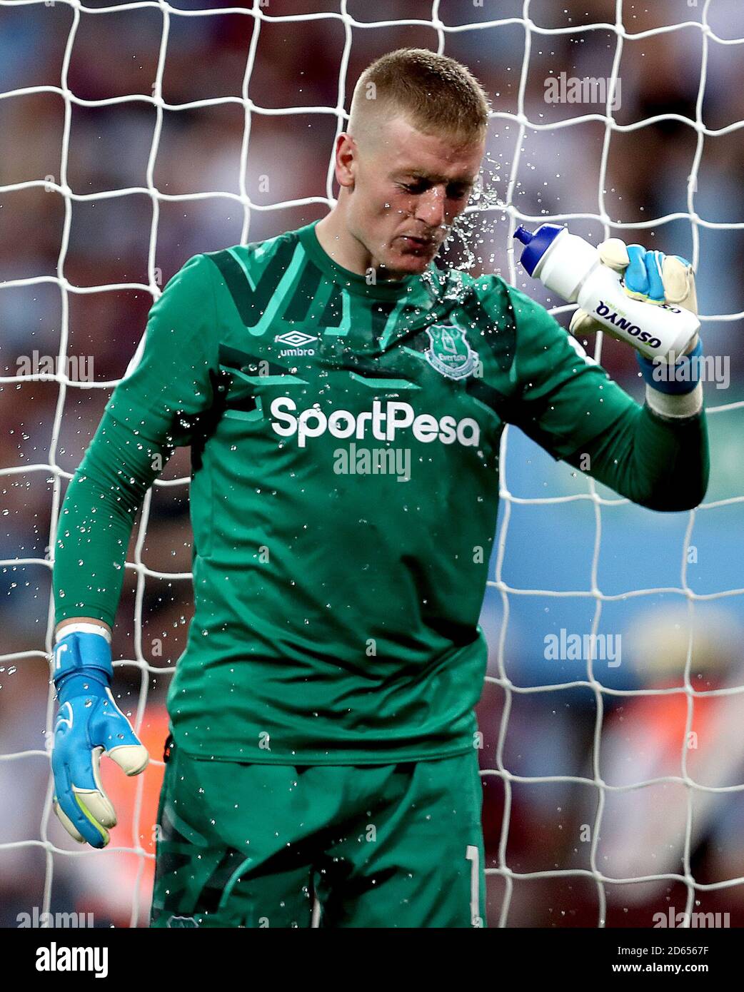 Everton goalkeeper Jordan Pickford sprays water in his face Stock Photo ...