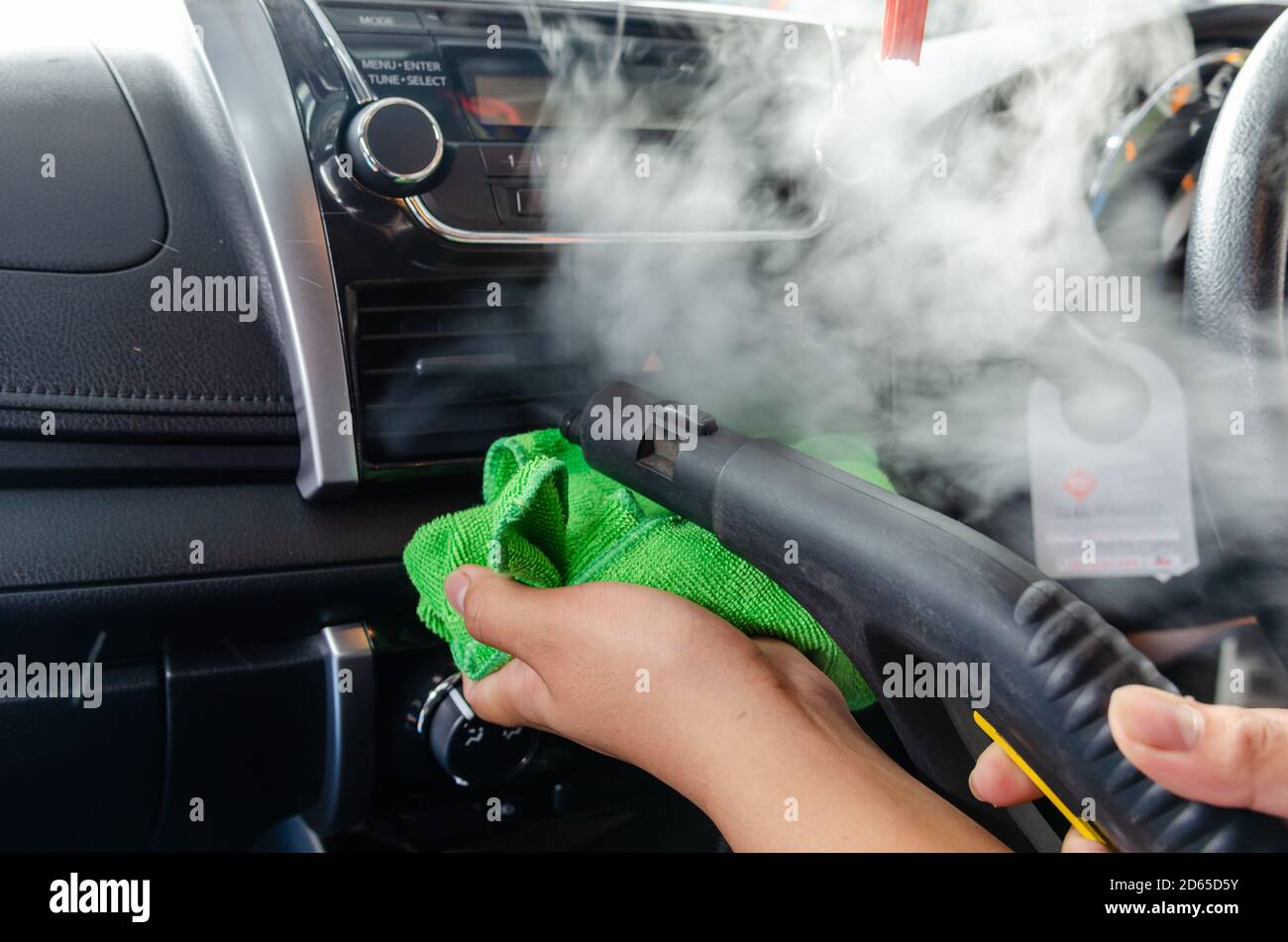 Car Interior Dachhimmel Stoff chemische Reinigung mit professioneller  Pistole Stockfotografie - Alamy