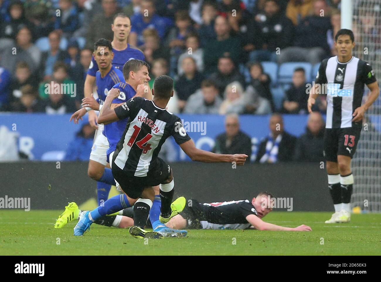 Newcastle United's Isaac Hayden is shown a red card by referee Craig Pawson  after his challenge on Leicester City's Dennis Praet Stock Photo - Alamy