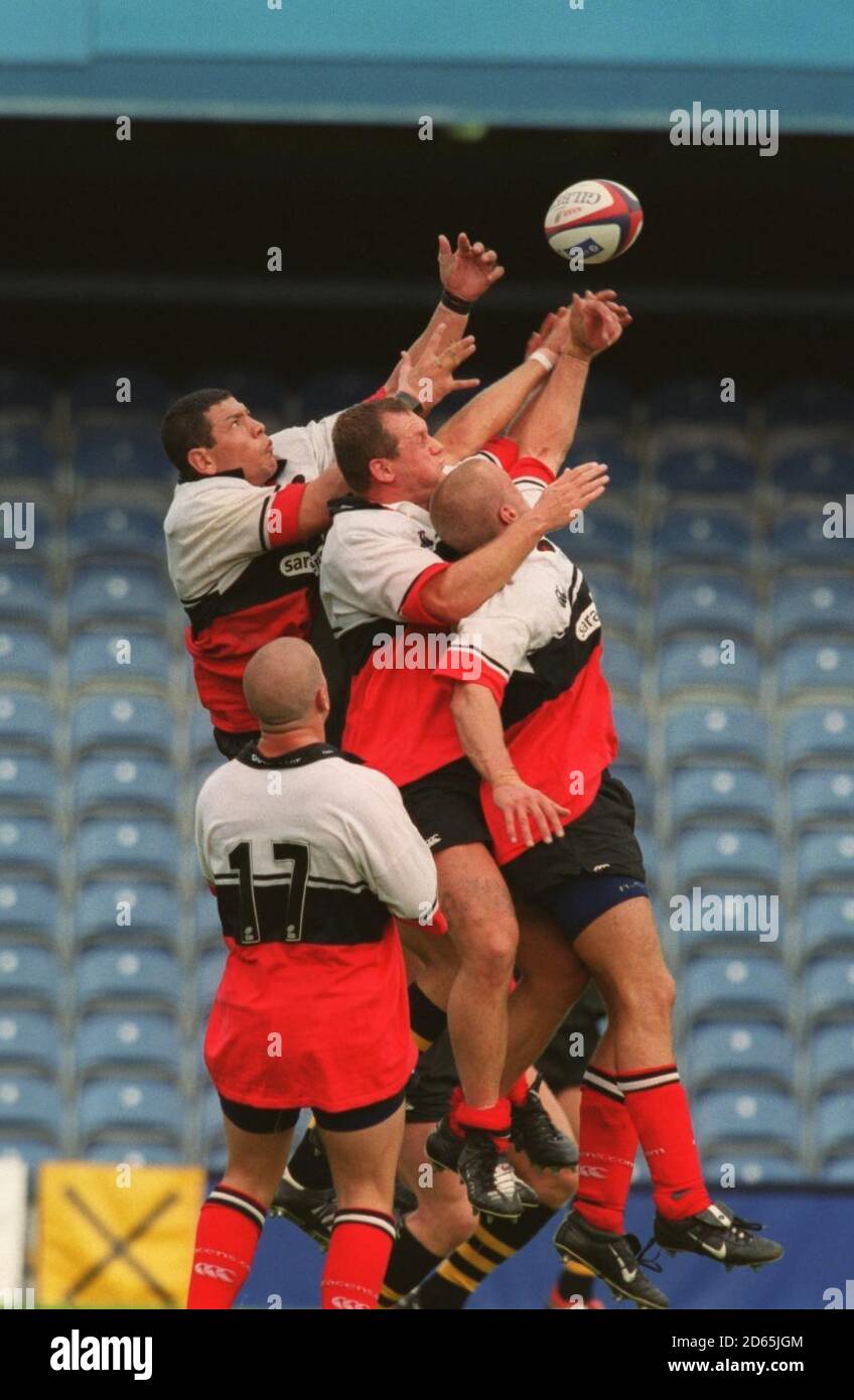 (L-R) Saracens' Abdelatif Benazzi, Richard Hill and Tony Roques all leap for the ball together Stock Photo