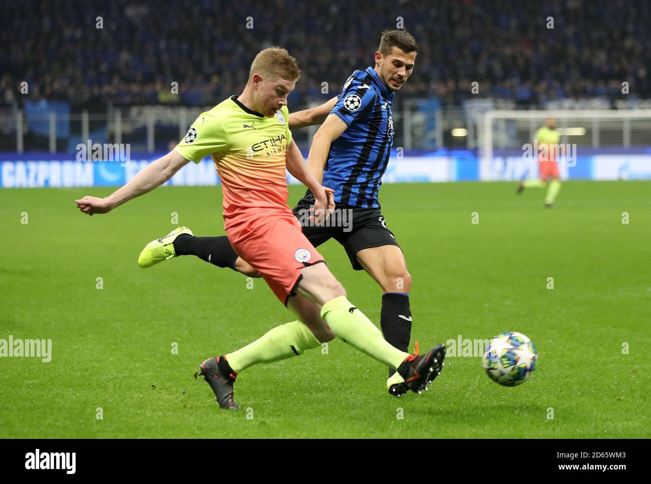 Manchester City's Kevin De Bruyne (left) and Atalanta's Remo Freuler battle for the ball Stock Photo