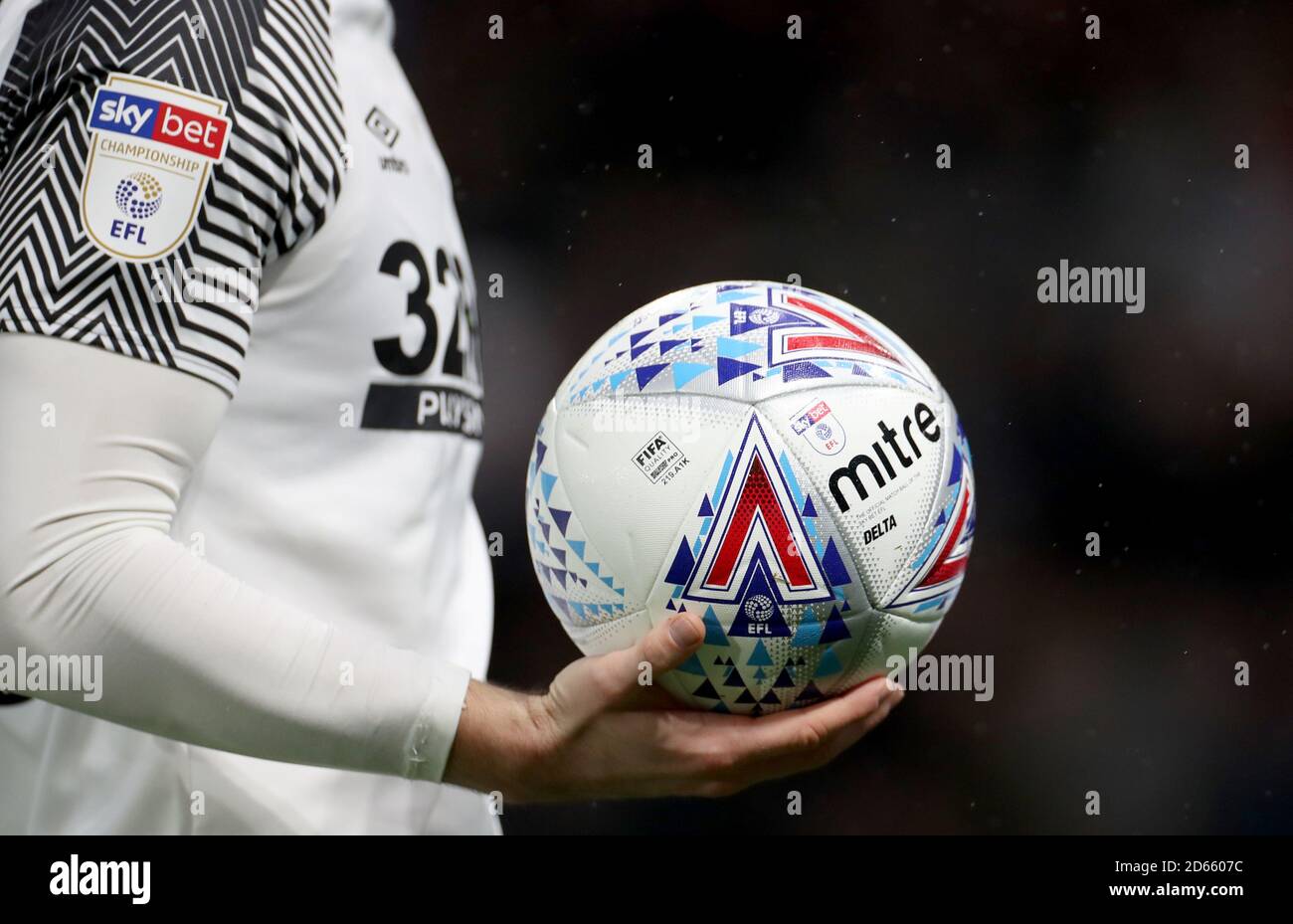 A Close up of the EFL Match Ball Stock Photo - Alamy