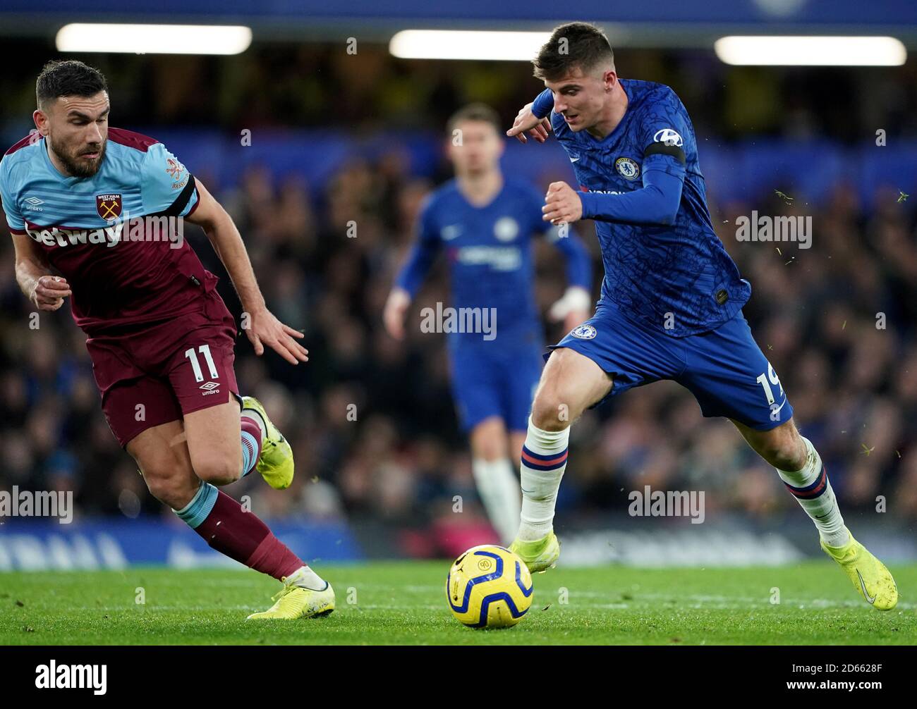 Chelsea's Mason Mount (right) and West Ham United's Robert Snodgrass battle for the ball Stock Photo